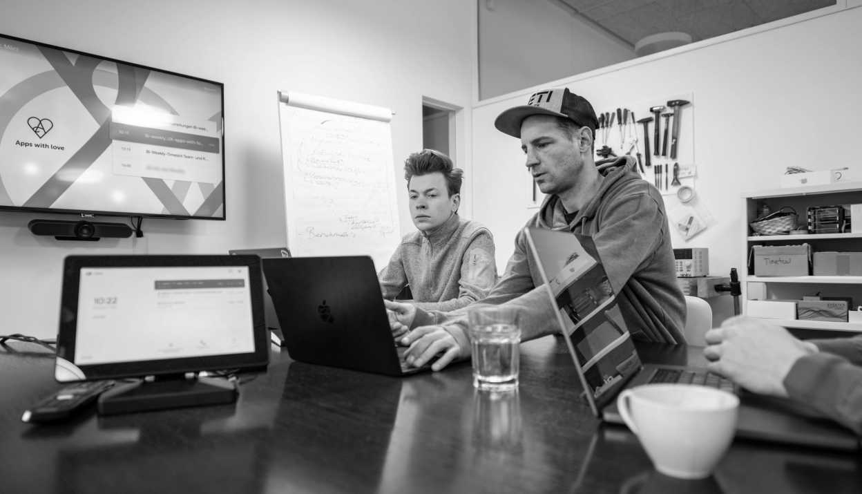 Yannick und Roman in der Werkstatt von Apps with love