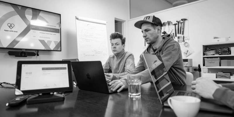 Yannick und Roman in der Werkstatt von Apps with love