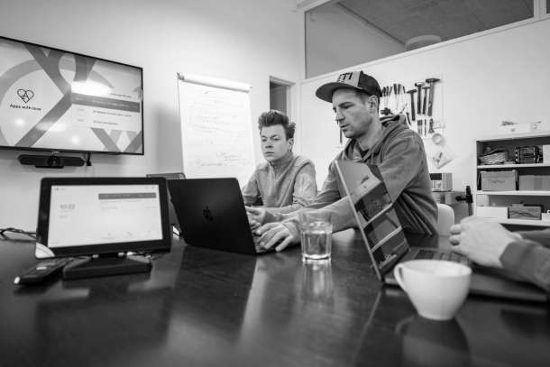 Yannick und Roman in der Werkstatt von Apps with love